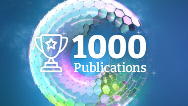 Logo mit der Zahl 1000 Publications vor digitalen Hintergrund in Englisch.